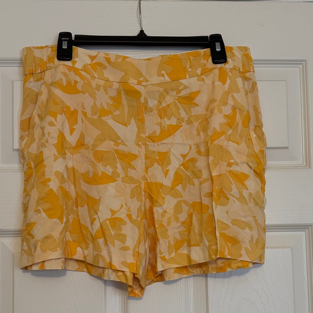 NWT Floral Yellow Women's Shorts Pull on elastic waistband mid rise summer